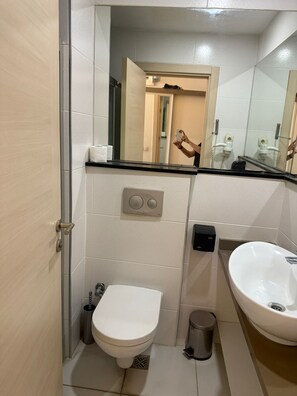 Hair dryer, slippers, towels, soap - Ayseli Hotel (Mersin)