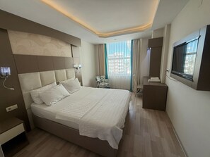 In-room safe, desk, laptop workspace, soundproofing - Ayseli Hotel (Mersin)