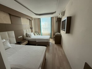In-room safe, desk, laptop workspace, soundproofing - Ayseli Hotel (Mersin)