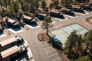 A residential area with multiple houses, a tennis court, and a parking lot. - Birch Cabin | Roof Top Deck - Birch Cabin 3 bdrm Roof Top Deck (Bellemont)