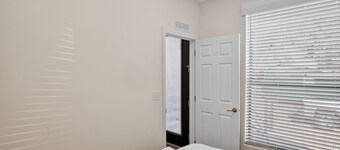 Maple Roof Top Deck - Spacious luxury cabin with rooftop deck, firepit, and room for up to 9 guests