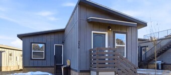 Oak Cabin - Modern mountain cabin with views, full kitchen, fireplace, and space for groups