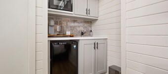 Aspen Cabin - Open floor plan with kitchenette, King sized bed additional sleeping for two in upstairs loft and a covered front porch.
