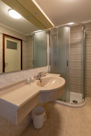 Double or Twin Room, Garden View | Bathroom - Hotel Premeno (Premeno)