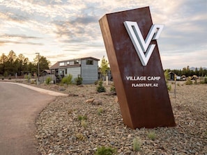Placa para Village Camp em Flagstaff, Arizona, com design moderno e vista clara da região.
