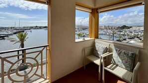 A balcony with a view of a marina and boats. - Vilamoura Marina Duplex 2 by Homing (Loulé)