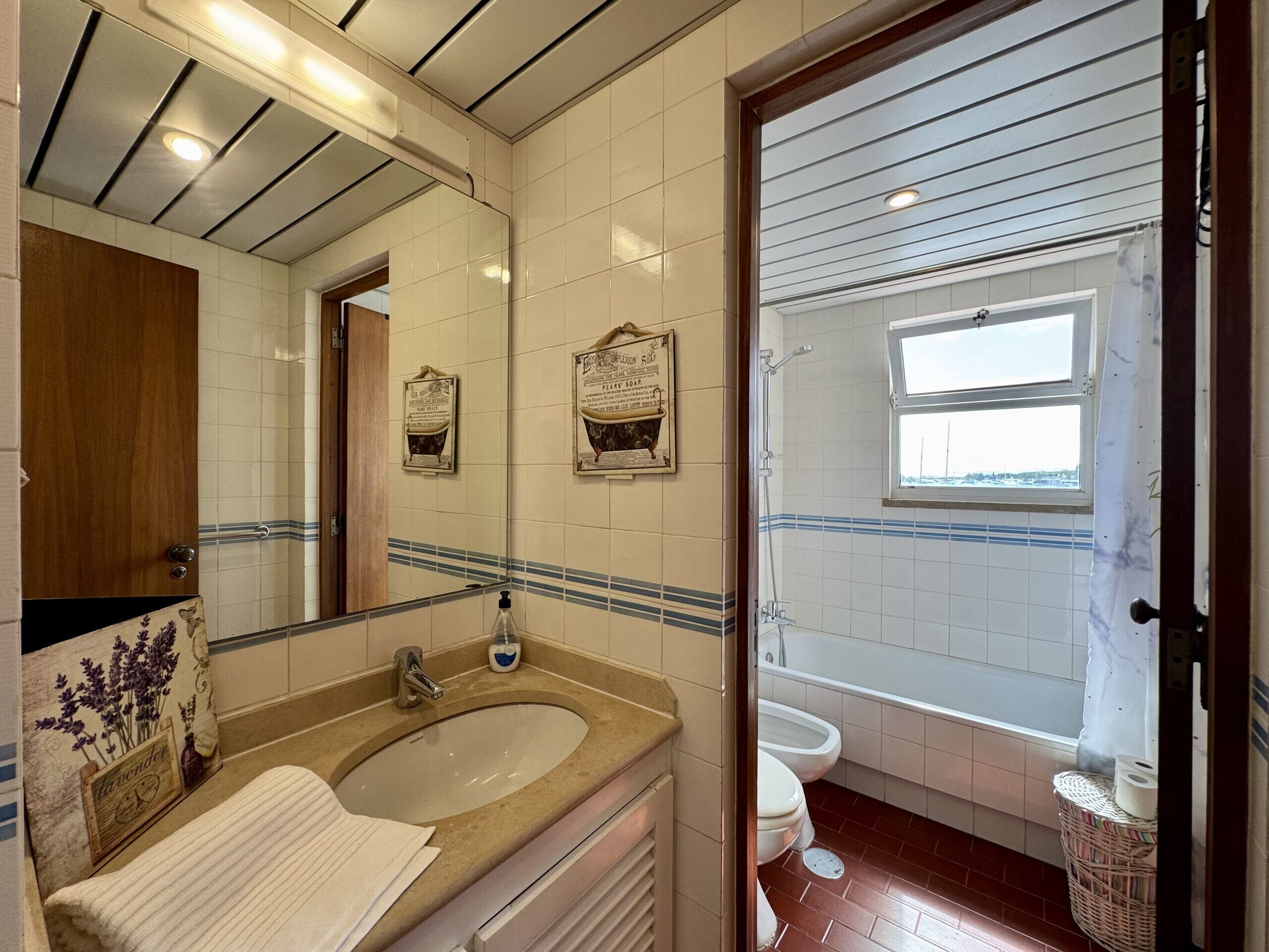 Ein Badezimmer mit Waschbecken, Spiegel und zwei Toiletten.