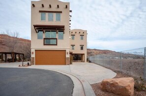 Unclassified image, 2 of 26, button - 3bd/3ba Luxury Vacation Home M24 - 3bd/3ba Luxury Vacation Home M24 (Moab)