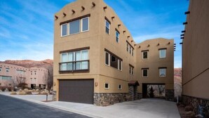 Exterior - Luxury Vacation Home 4-BED M20 - 4 master suites and 4.5 bathrooms (Moab)