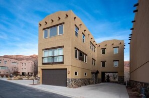 Exterior - Luxury Vacation Home 4-BED M20 - 4 master suites and 4.5 bathrooms (Moab)