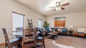 Smart TV - Luxury Vacation Home 4-BED M20 - 4 master suites and 4.5 bathrooms (Moab)