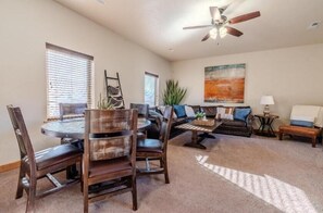 Smart TV - Luxury Vacation Home 4-BED M20 - 4 master suites and 4.5 bathrooms (Moab)