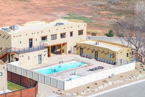 Ein Hotel mit Schwimmbad, Außenbereich und Wüstenlandschaft.