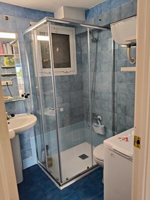 Dusche, Handtücher, Toilettenpapier
