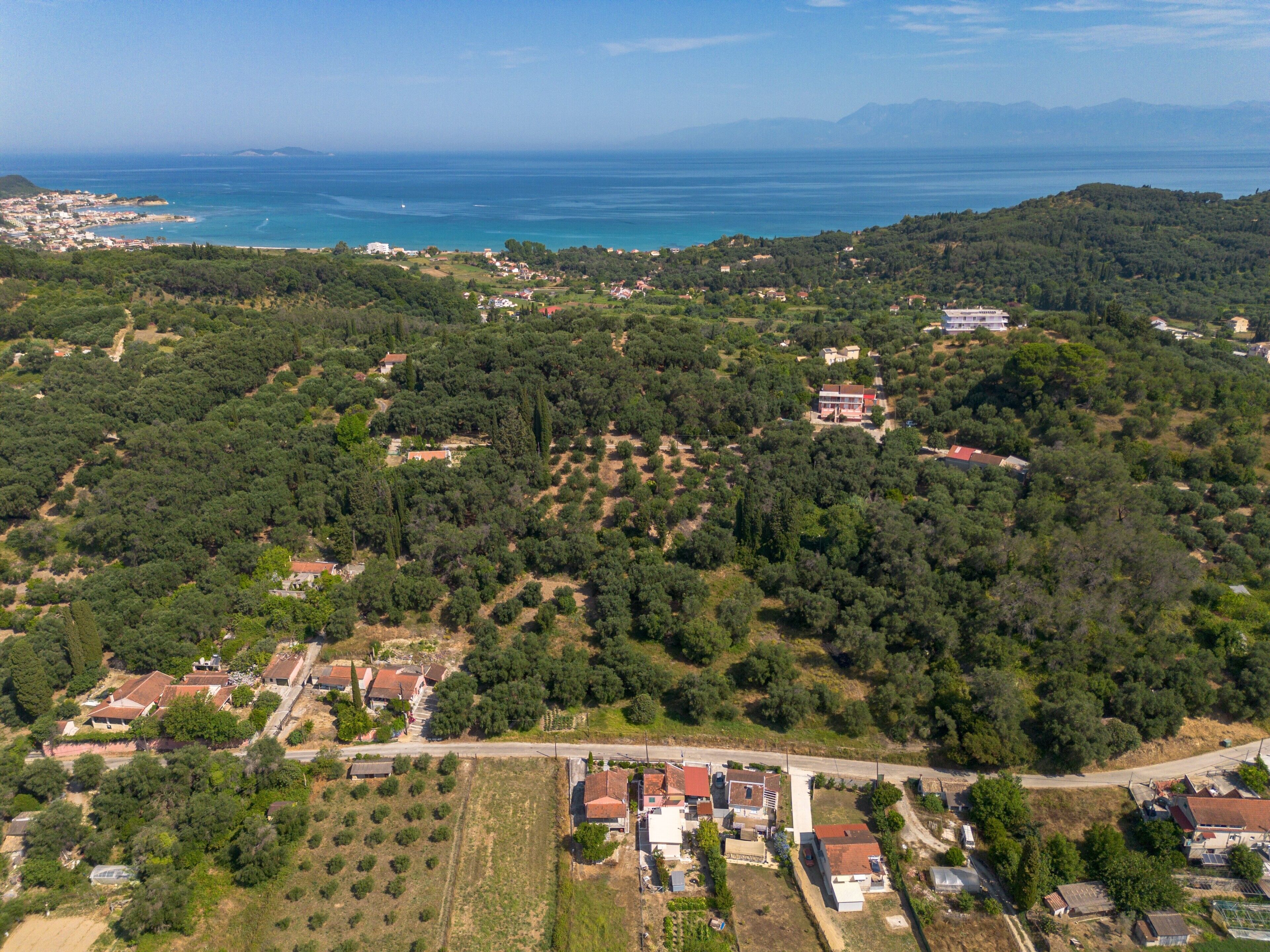 Vue aérienne d’un village côtier avec ses maisons, ses routes et son littoral.
