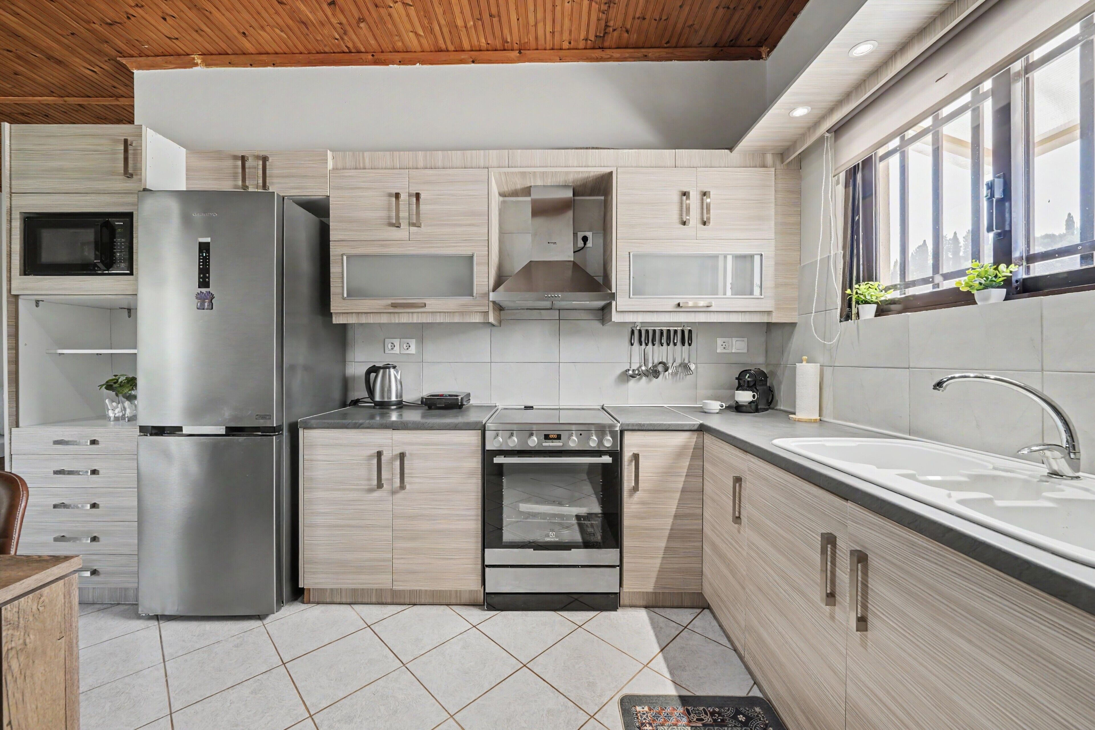 Coffee/tea maker, fridge, microwave, oven