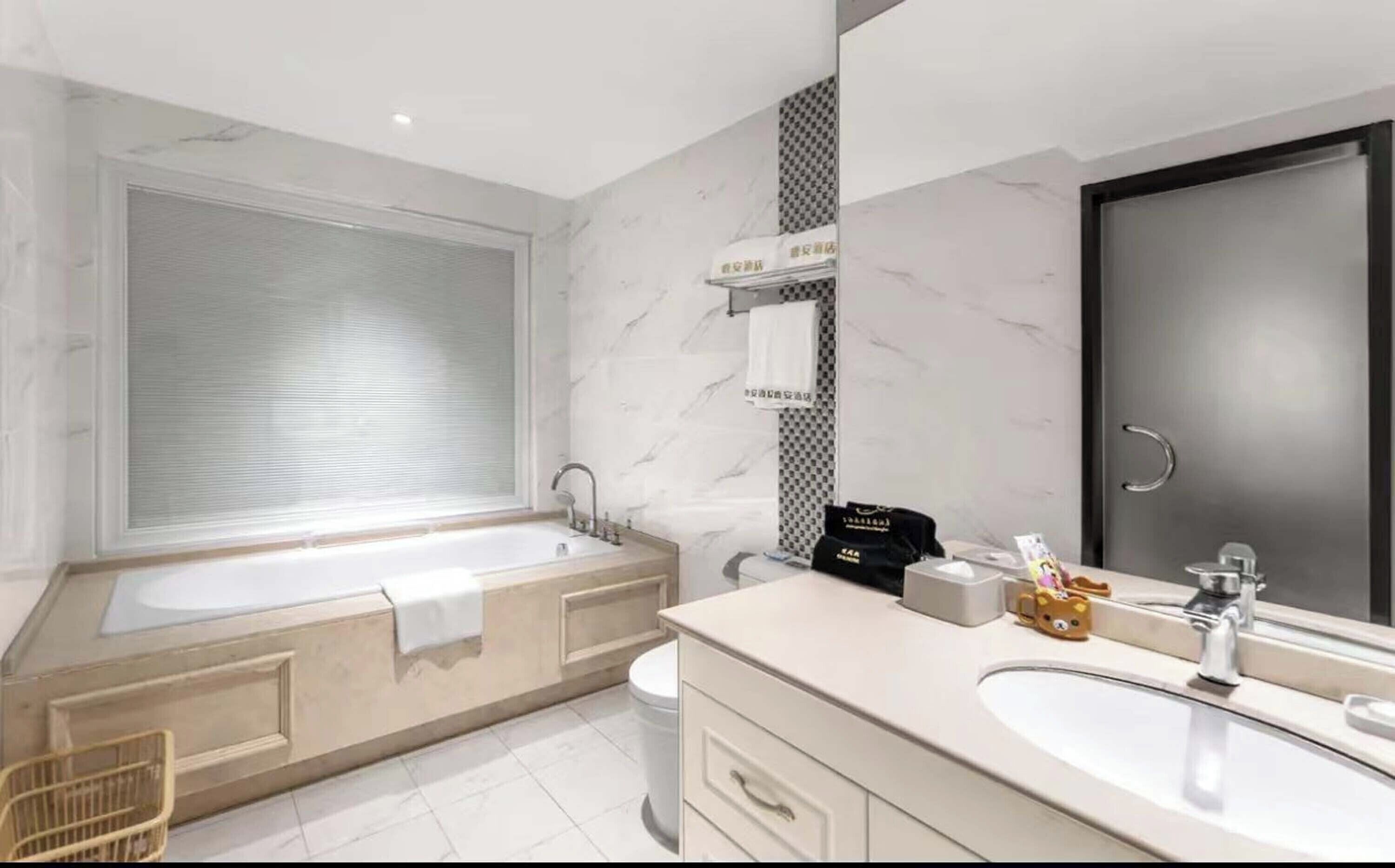 Luxury Suite | Bathroom | Shower, rainfall showerhead, hair dryer, slippers