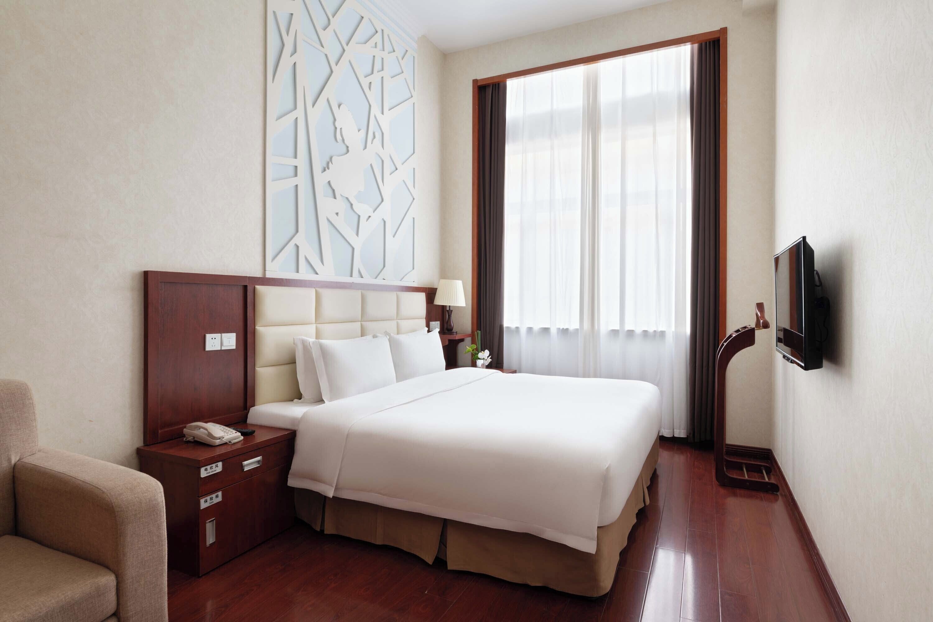 Premium bedding, minibar, individually decorated, individually furnished
