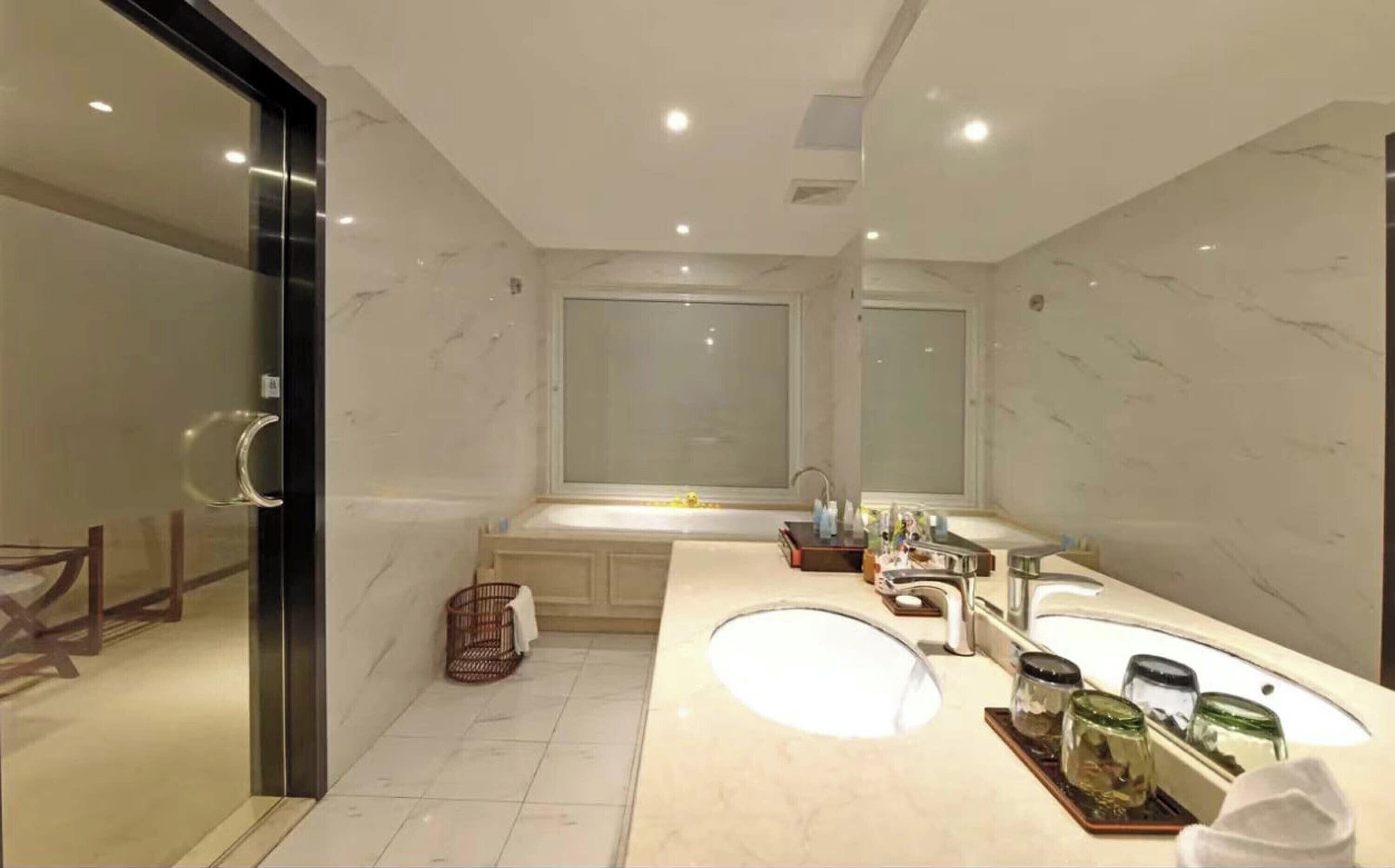 Luxe suite, uitzicht op binnenplaats | Badkamer | Een douche, een regendouche, een haardroger, pantoffels