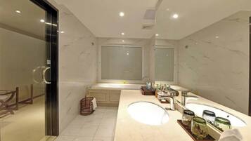 Luxe suite, uitzicht op binnenplaats | Badkamer | Een douche, een regendouche, een haardroger, pantoffels