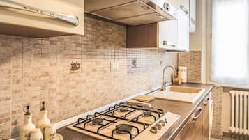 Frigorifero, microonde, forno, piano cottura