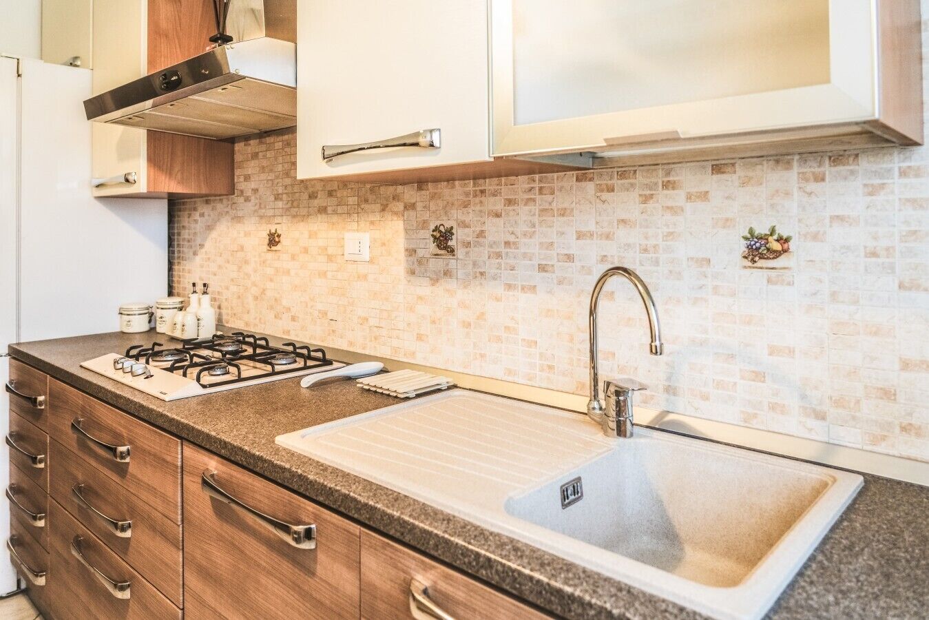 Frigorifero, microonde, forno, piano cottura