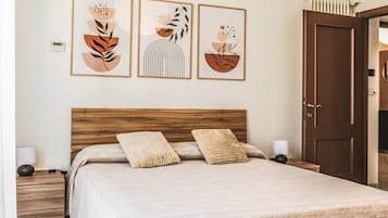 Een strijkplank/strijkijzer, wifi, beddengoed