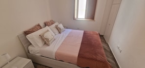 Ferros/tábuas de passar roupa, acesso à internet, roupa de cama