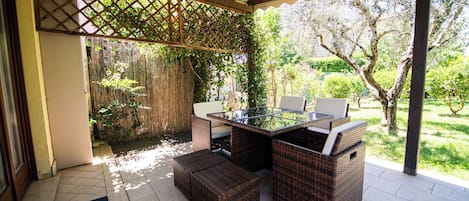 Casa de campo Confort, vista al jardín | Restaurante al aire libre
