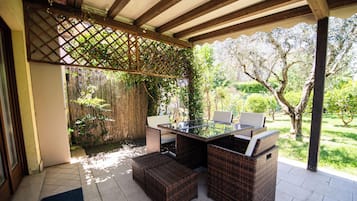 Comfort Cottage, Garden View | Outdoor dining