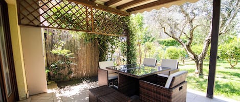 Comfort Cottage, Garden View | Outdoor dining