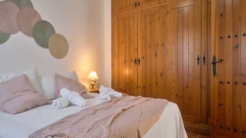 1 kamar tidur, tempat tidur bayi gratis, dan seprai linen