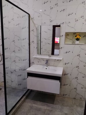 Shower, towels, soap, toilet paper - Eduardo Hotel Abuja (Bwari)