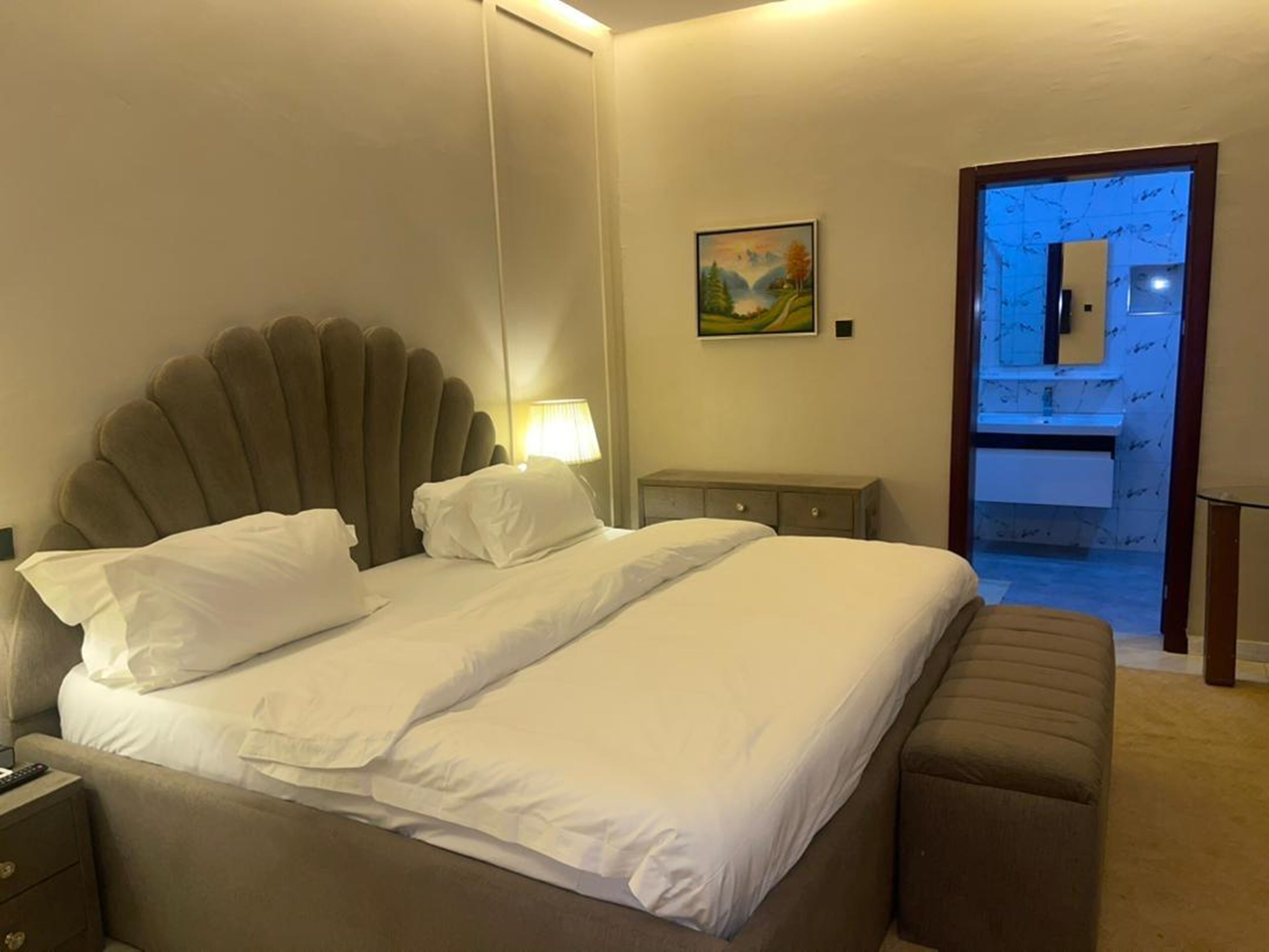 Executive Suite | In-room safe, desk, laptop workspace, soundproofing