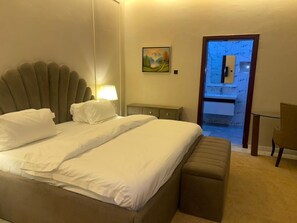 In-room safe, desk, laptop workspace, soundproofing - Eduardo Hotel Abuja (Abuja)