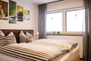 Tabla de planchar con plancha, wifi y ropa de cama 