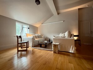 A spacious living room with a high ceiling, a large window, and a door. - Grand 2BR Penthouse 100 Cinema Hyde Park (London)