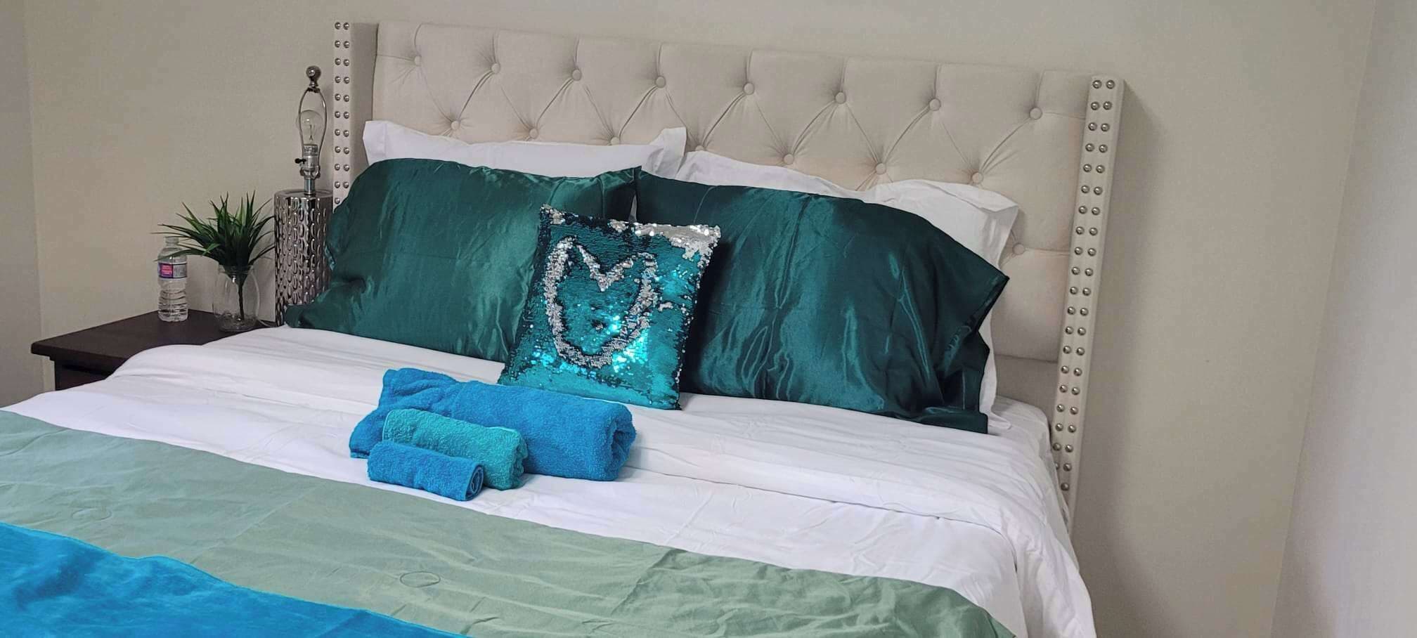 3 habitaciones, tabla de planchar con plancha, wifi y ropa de cama 