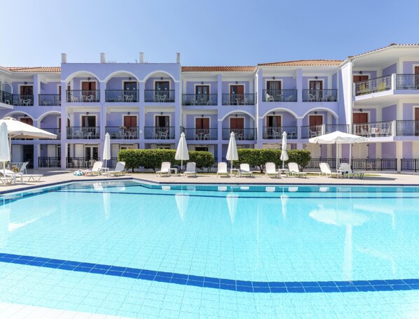 Piscina externa sazonal, funciona das 10h às 18h, guarda-sóis