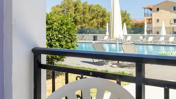 Economy kamer, terras, uitzicht op zwembad | Balkon
