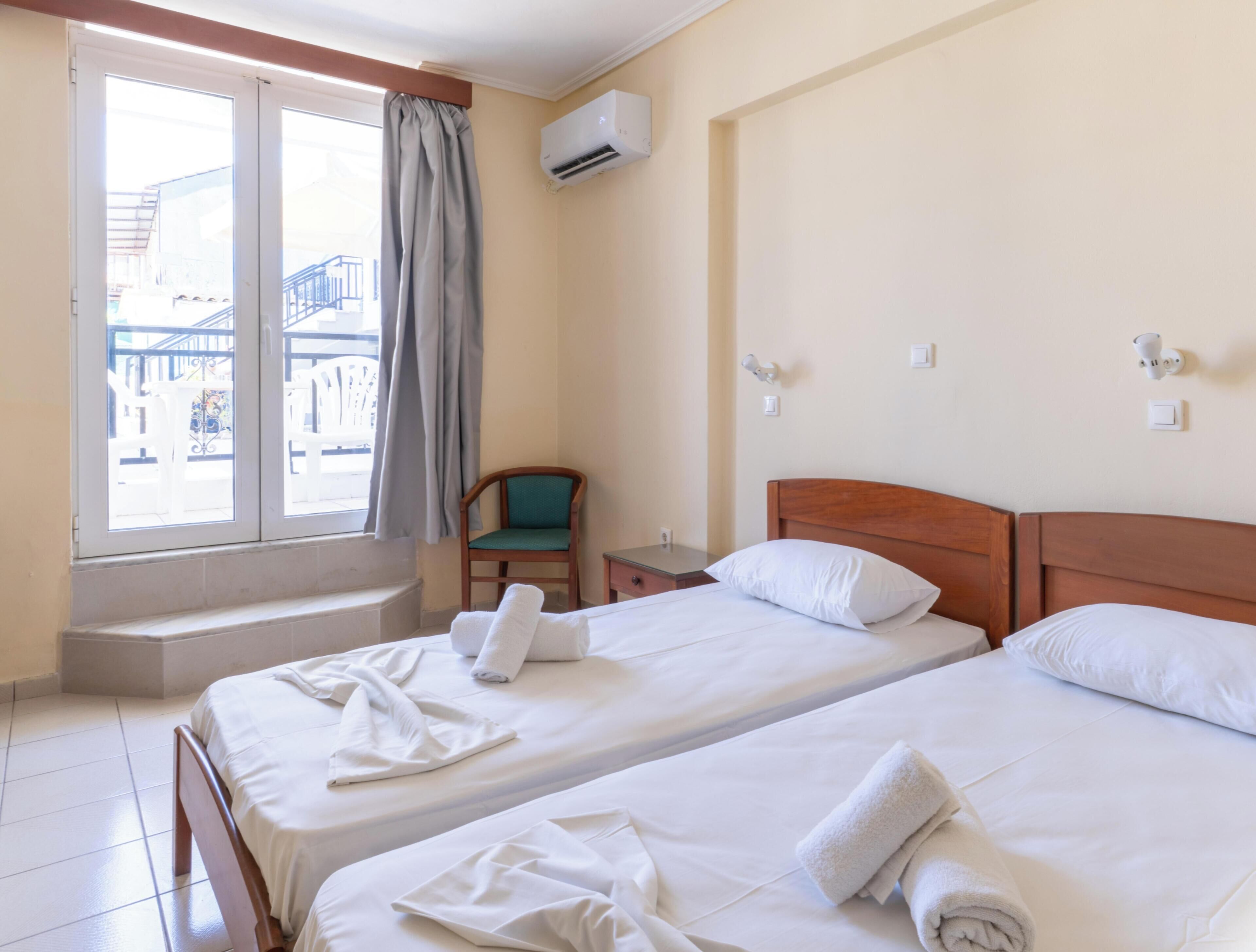 Quarto econômico, varanda, vista para a piscina | Wi-Fi de cortesia, roupa de cama