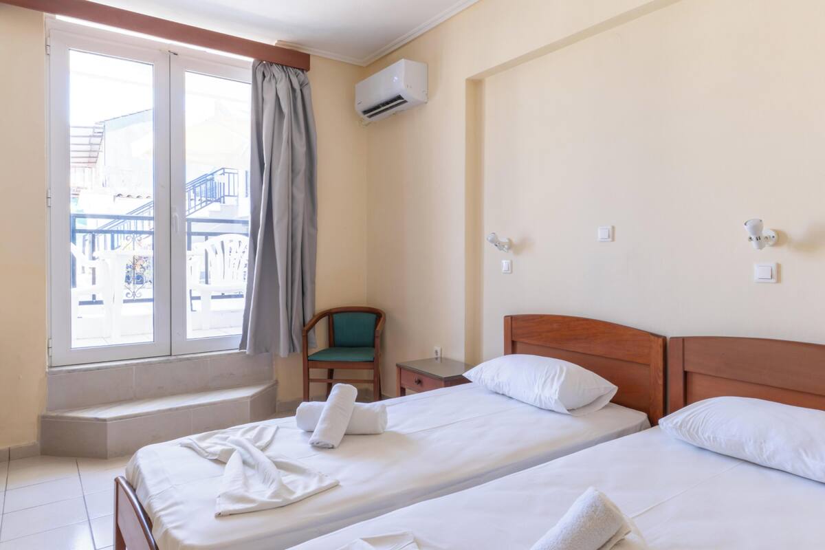 Quarto econômico, varanda, vista para a piscina | Wi-Fi de cortesia, roupa de cama