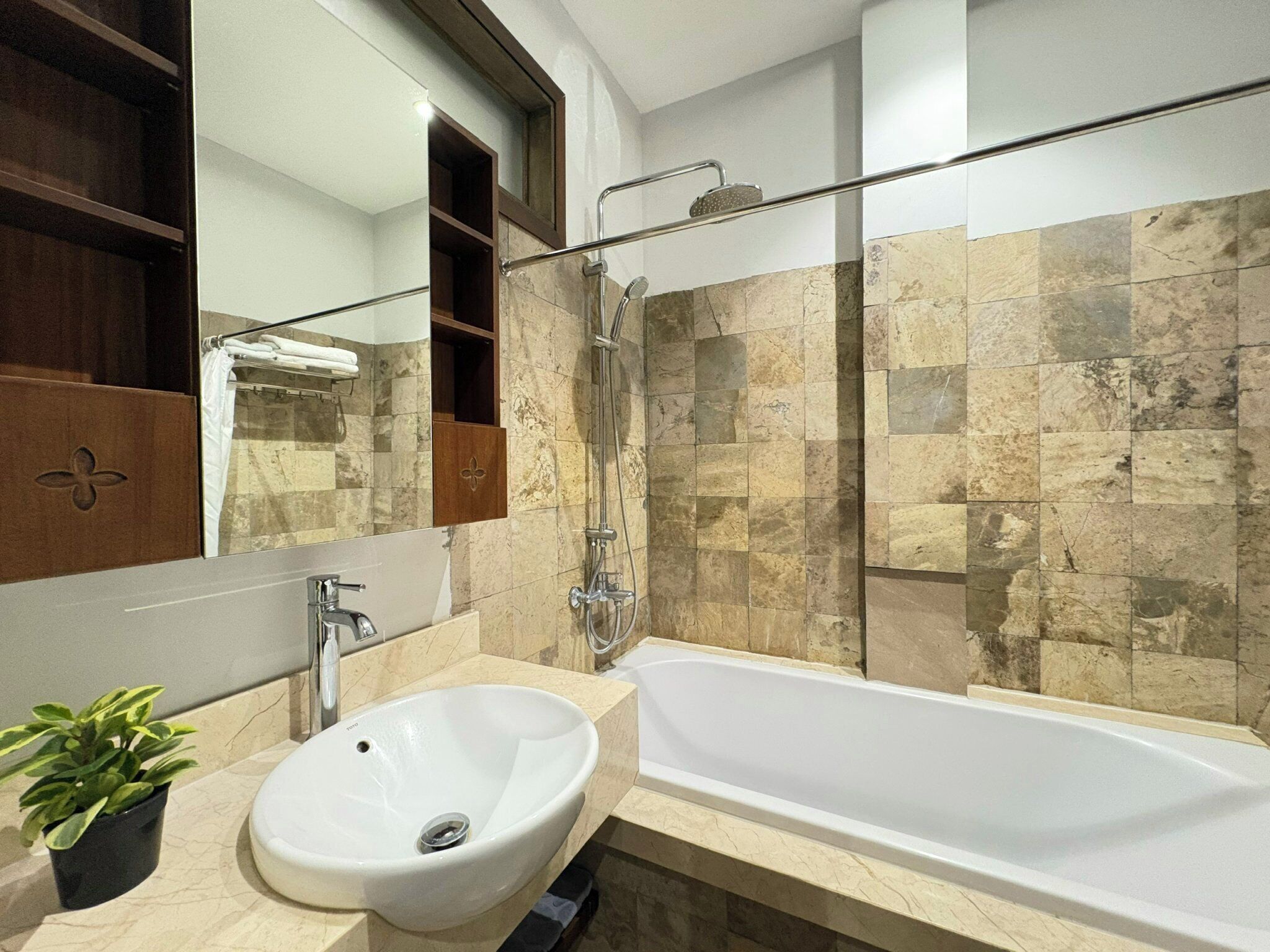 Une salle de bain moderne avec une baignoire, un lavabo et une douche.
