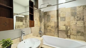 Une salle de bain moderne avec une baignoire, un lavabo et une douche.