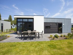 House | Outdoor dining - Holiday Home in Nijkerk With Terrace (Nijkerk)