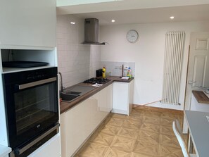 Lemari es, microwave, oven, dan kompor