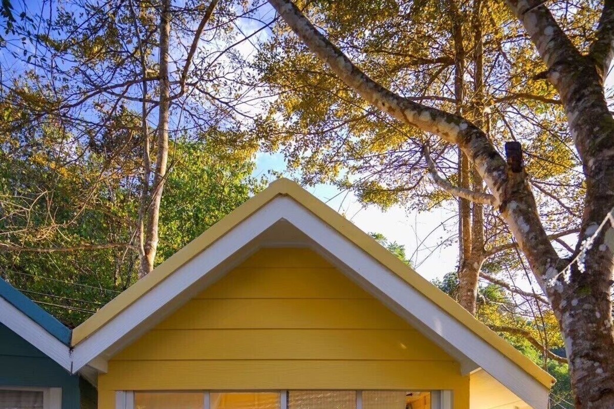 Mini Yellow House | WiFi (free)