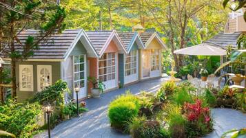 Economy Cabin, Garden View | Property grounds