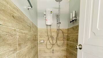Family House, Garden View | Bathroom | Towels, soap, shampoo, toilet paper