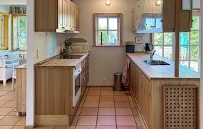 Coffee/tea maker, fridge, stovetop, dishwasher - Cozy home in Frederiksværk with house sea view (Frederiksværk)